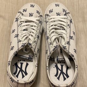 Men’s 6 - women’s 7.5 New York Yankee Sneakers